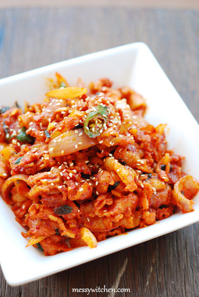 Jeyuk Bokkeum (Dwaejigogi Bokkeum) – Korean Stir-Fry Spicy Pork